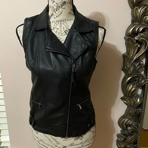 Black Vest Jacket With Zipper Detail